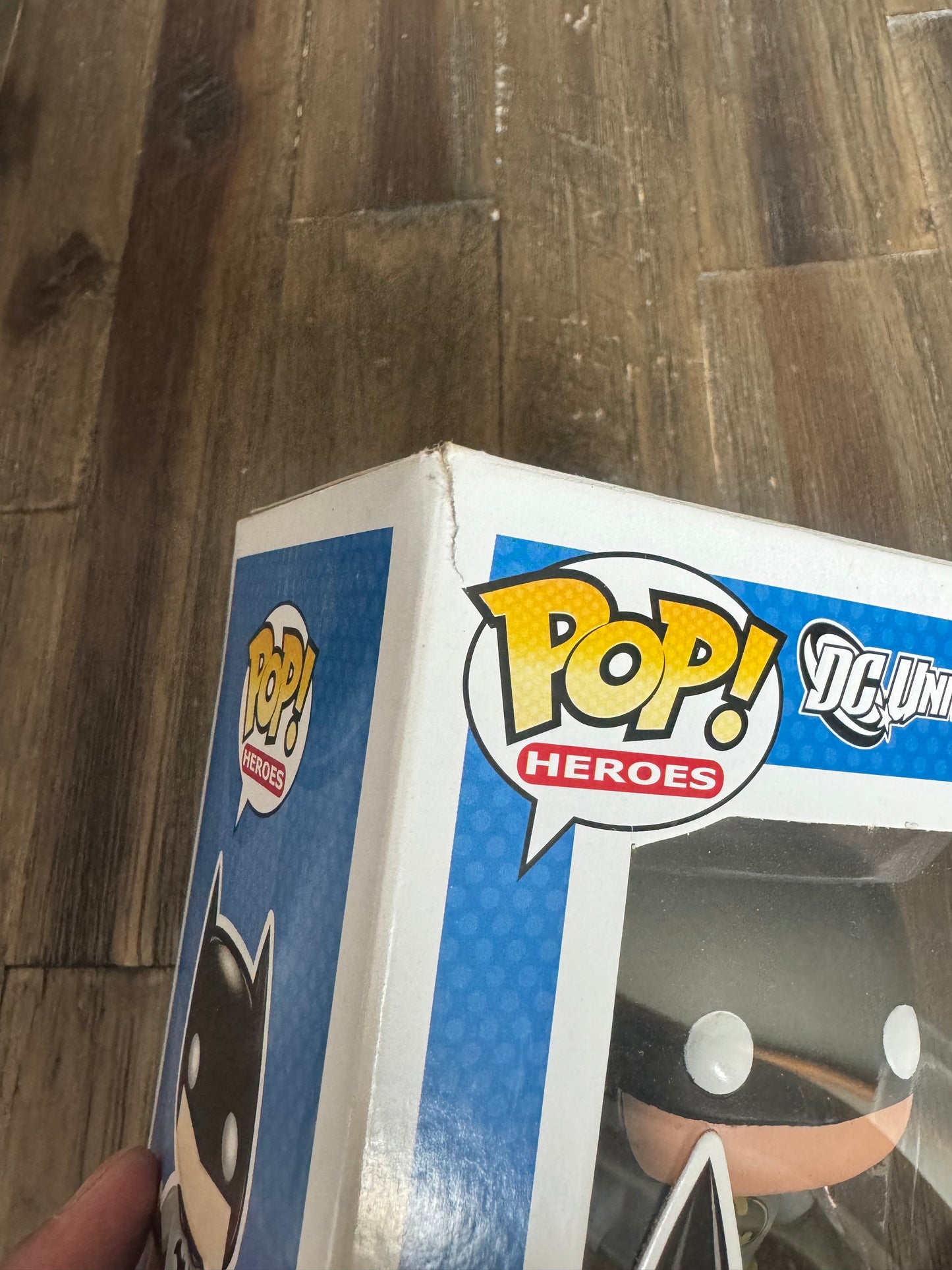 Batman Funko POP #01 Error Yellow Logo DC Universe